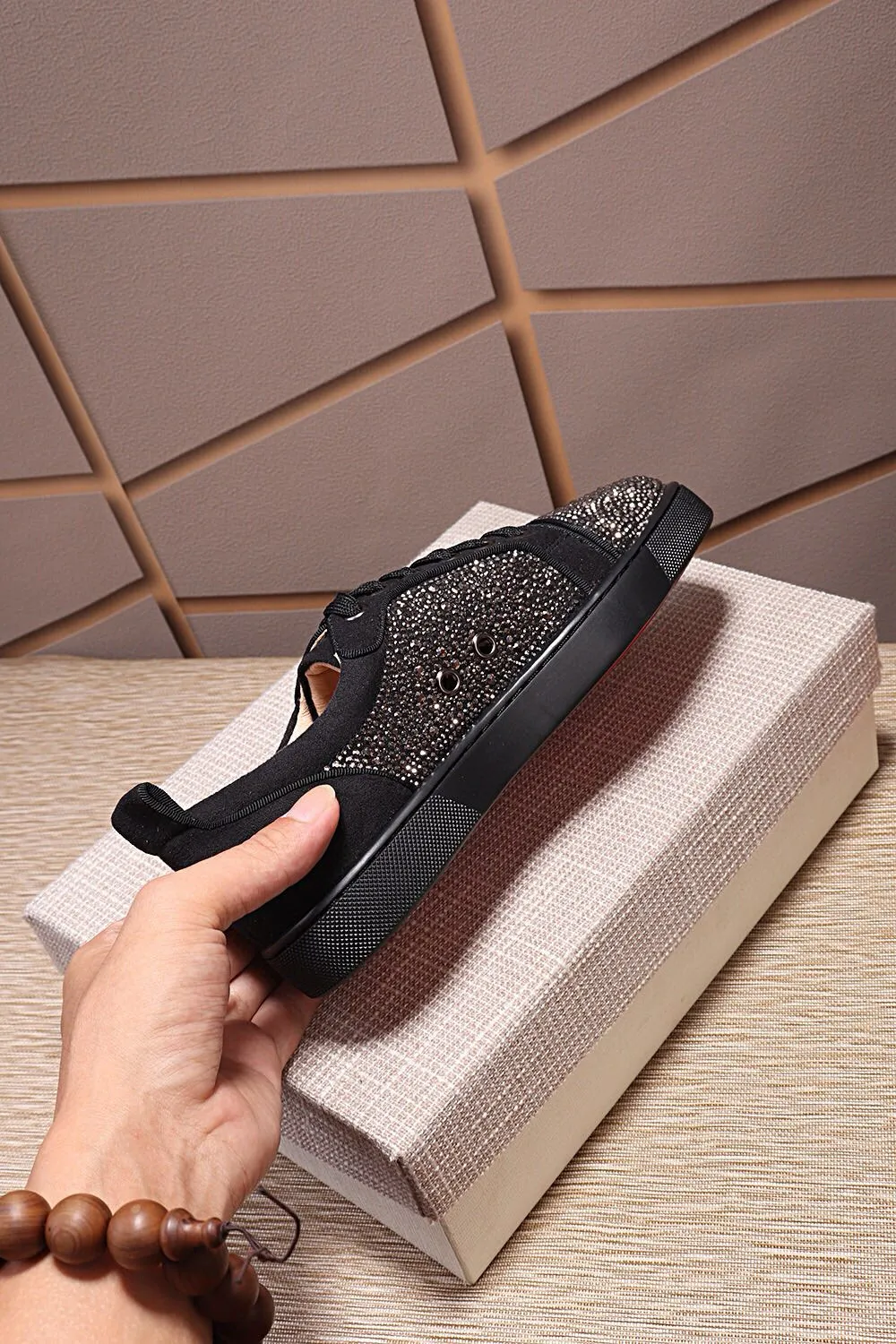 Men's shoes 💰: 460💰christian louboutin (CL red sole shoes) counter hot diamond series, casual sneakers for couples 📢 📢 📢 Exclusive hot style release🎈🎈💪Movable latex feet👻Finished outsole line [Proud]😝Female 35-40# Male 38#-46, global supply😝 [Top version]: Original imported cowhide frosted upper, top original leather lining, original molded TPU outsole, original 1:1 detail processing, original shoe last.